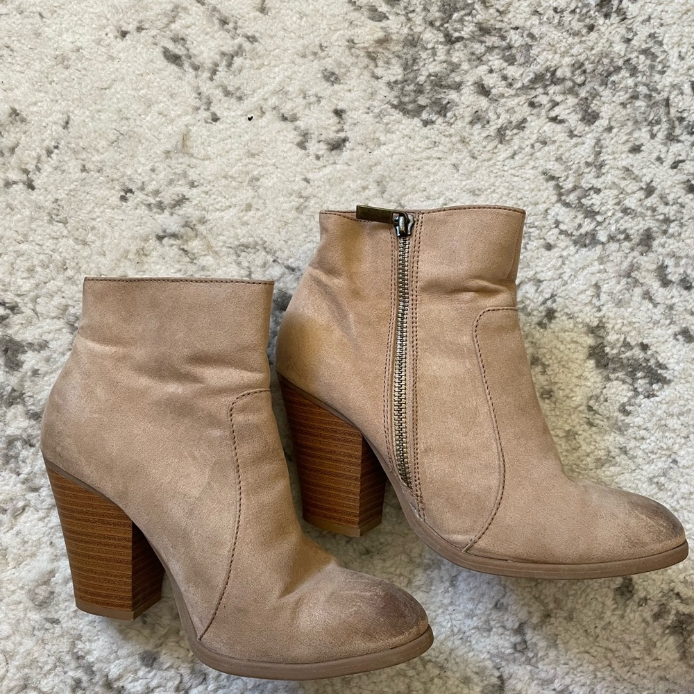 Light brown, tan color. Size 7